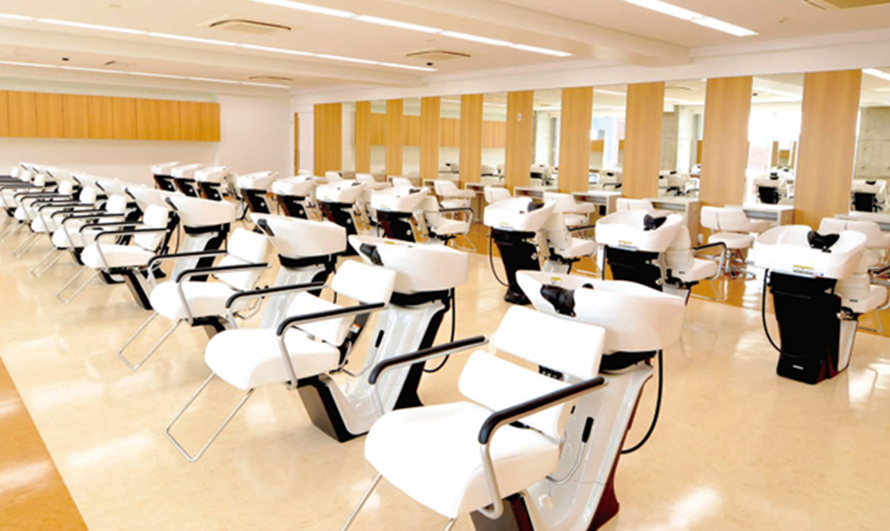 ヘアサロン現場を想定したバックシャンプー台20台