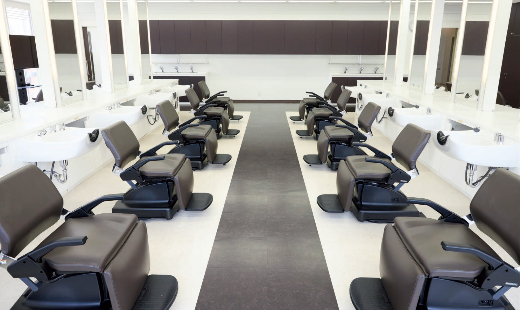 サイドシャンプー台も20台完備