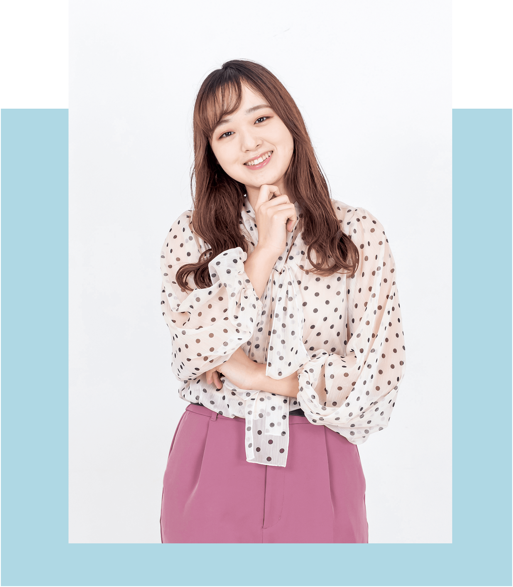 インタビューに答える学生